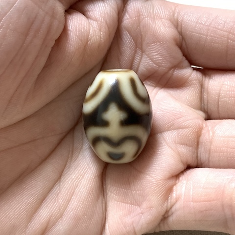 Lotus and Vase Dalo Dzi Bead